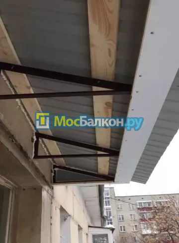Крыша на балконе в Химках монтаж и ремонт по выгодной цене от МосБалкон