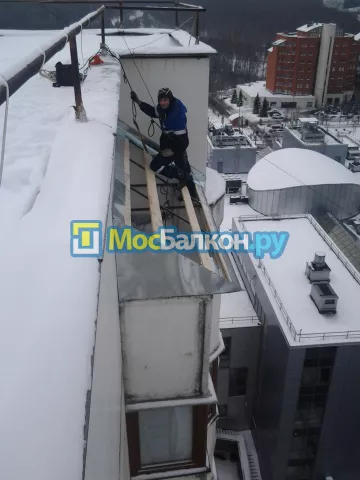 Крыша на балконе в Химках монтаж и ремонт по выгодной цене от МосБалкон