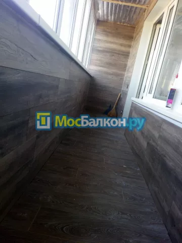 Отделка балконов ламинатом в Москве цены под ключ от МосБалкон