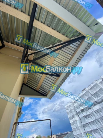 Крыша на балконе в Химках монтаж и ремонт по выгодной цене от МосБалкон