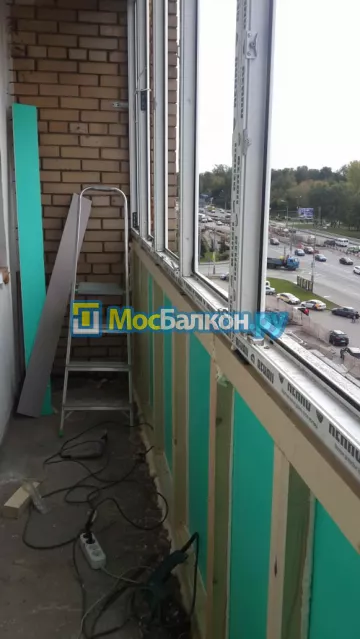 Установка каркасов для остекления балконов - компания МосБалкон в Москве