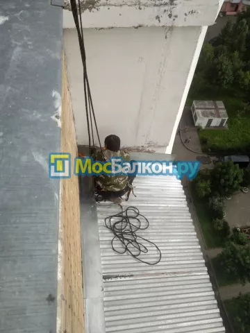 Крыша на балконе в Химках монтаж и ремонт по выгодной цене от МосБалкон