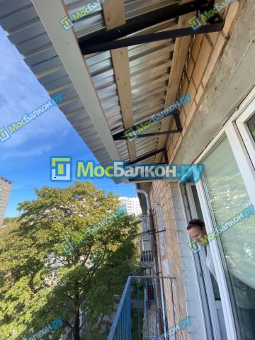 Крыша на балконе в Химках монтаж и ремонт по выгодной цене от МосБалкон