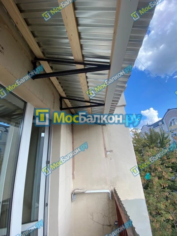 Крыша на балконе в Химках монтаж и ремонт по выгодной цене от МосБалкон