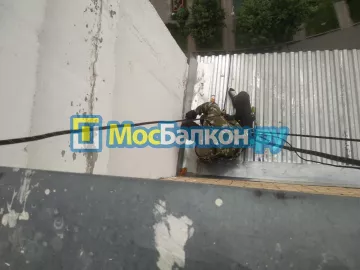 Крыша на балконе в Химках монтаж и ремонт по выгодной цене от МосБалкон