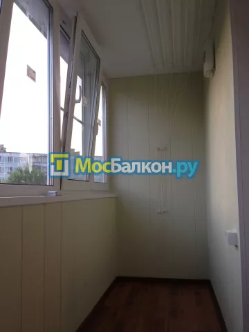 Отделка балкона и лоджии пластиковыми ПВХ панелями в Химках от компании МосБалкон