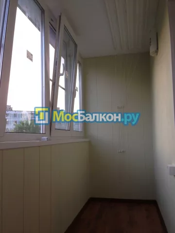 Отделка балкона и лоджии пластиковыми ПВХ панелями в Химках от компании МосБалкон
